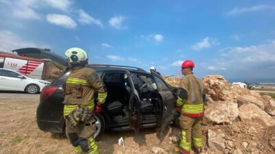 Hatay’ın İskenderun ilçesinde meydana gelen trafik kazasında, bir otomobil kontrolden
