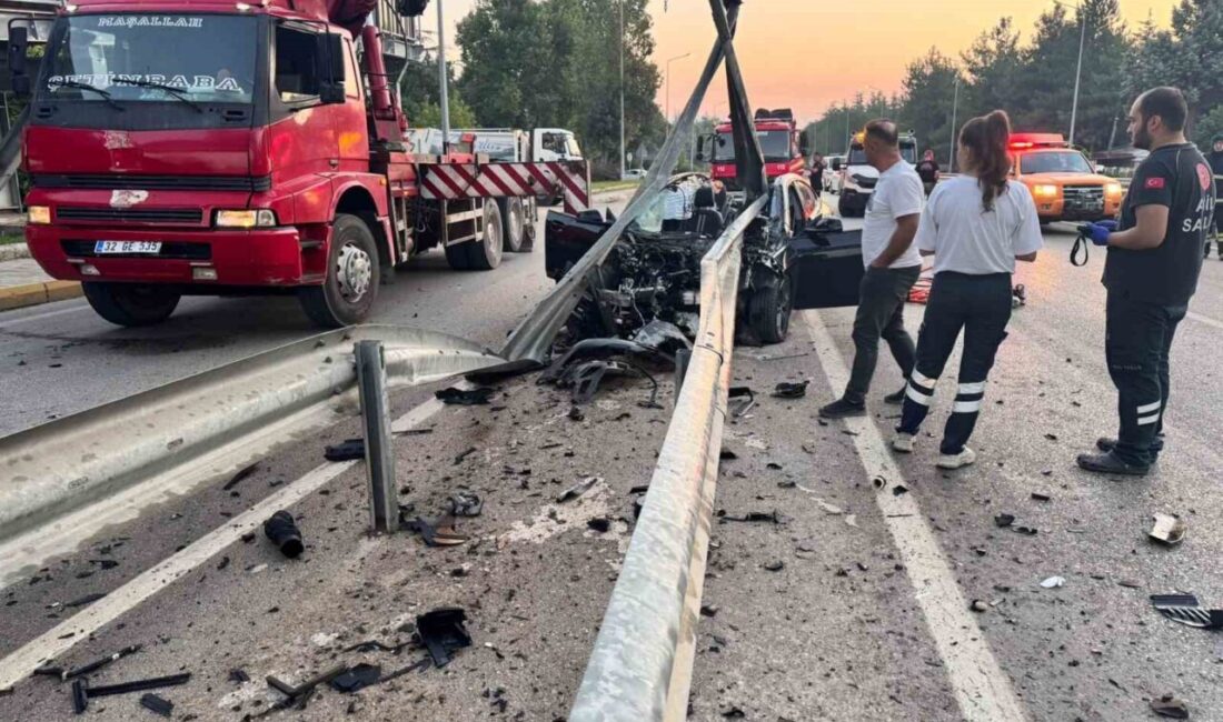 Eğirdir-Isparta karayolunda bir otomobilin kontrolünü kaybetmesi sonucu refüj bariyerlerine çarpması