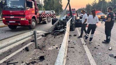 Eğirdir-Isparta karayolunda bir otomobilin kontrolünü kaybetmesi sonucu refüj bariyerlerine çarpması