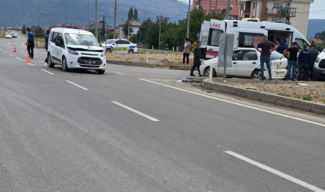Isparta’nın Şarkikarağaç ilçesinde meydana gelen trafik kazasında iki aracın çarpışması