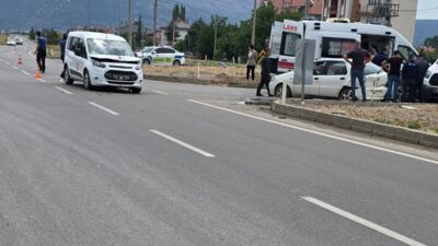 Isparta’nın Şarkikarağaç ilçesinde meydana gelen trafik kazasında iki aracın çarpışması