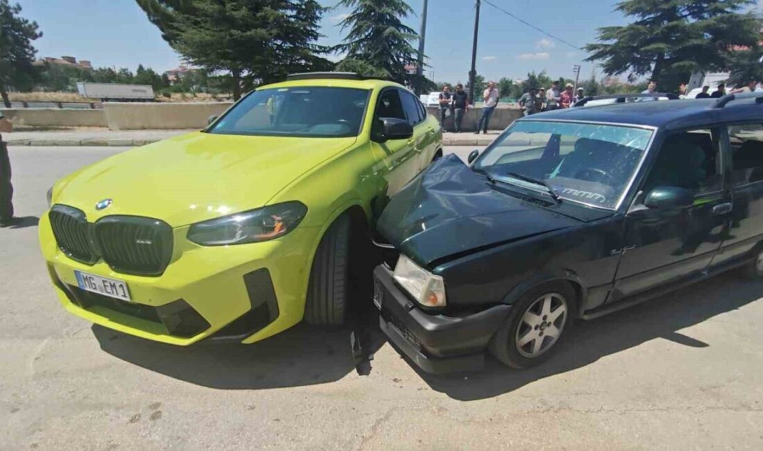 Isparta’nın Yalvaç ilçesinde meydana gelen trafik kazasında, iki aracın çarpışması