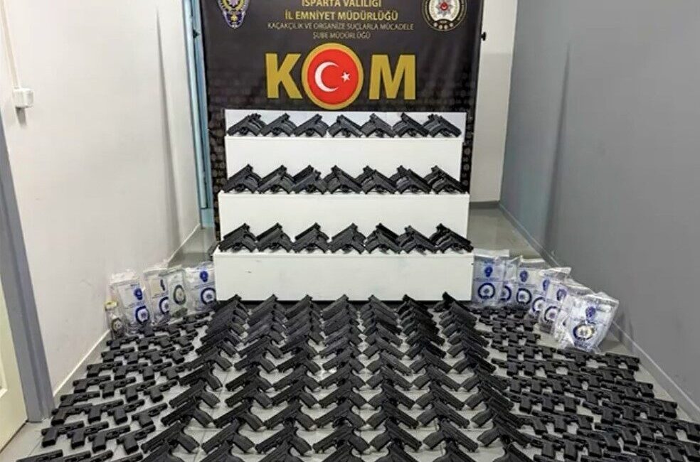 Isparta’da polis ekipleri tarafından gerçekleştirilen operasyonda, 165 adet tabanca, 4