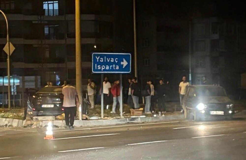 Isparta’nın Şarkikaraağaç ilçesinde akşam saatlerinde meydana gelen trafik kazasında 3