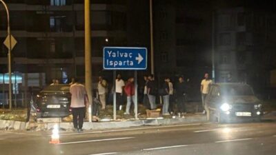 Isparta’nın Şarkikaraağaç ilçesinde akşam saatlerinde meydana gelen trafik kazasında 3