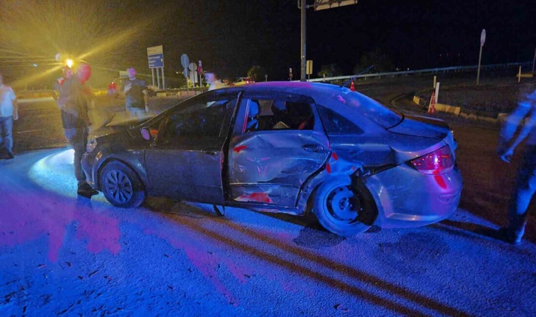 Yalvaç İlçesi’nde meydana gelen trafik kazasında, kavşakta çarpışan iki otomobil