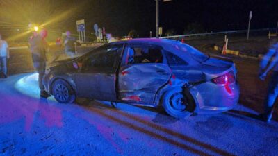 Yalvaç İlçesi’nde meydana gelen trafik kazasında, kavşakta çarpışan iki otomobil