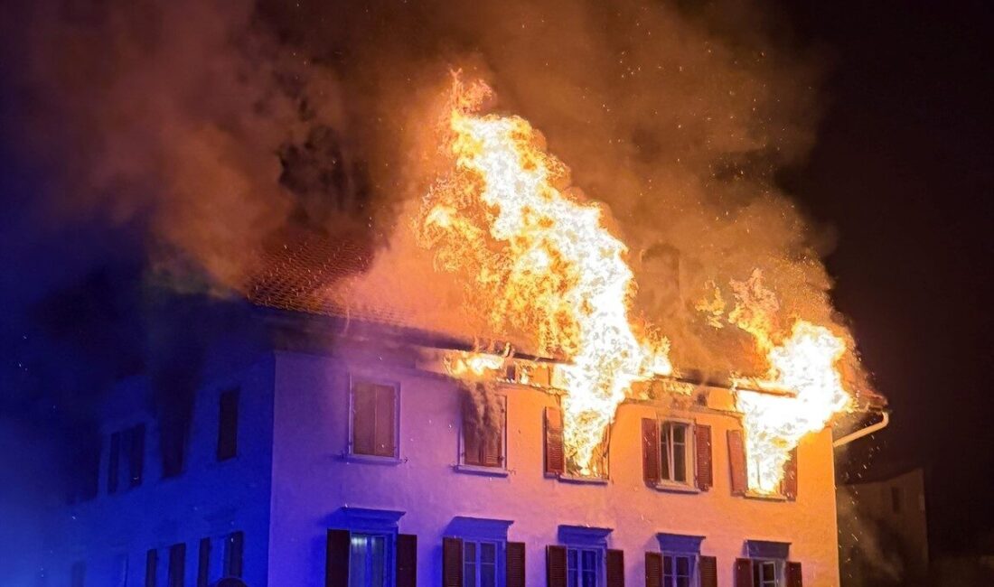 Thusis kasabasındaki bir restoranda meydana gelen yangında 8 kişi yaralanırken,