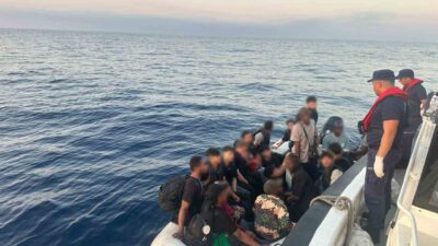 İzmir’in Foça ve Menderes ilçelerinde Sahil Güvenlik ekipleri tarafından gerçekleştirilen