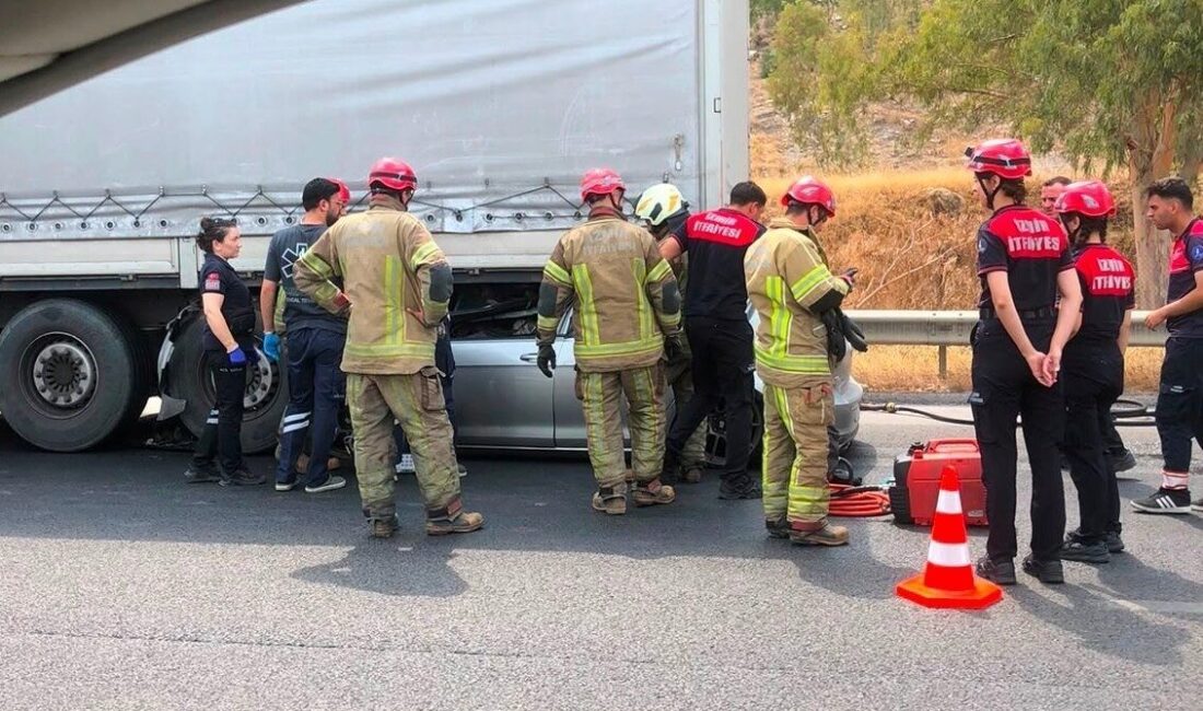 İzmir’in Torbalı ilçesinde, bir otomobilin tırın dorsesine arkadan çarpması sonucu