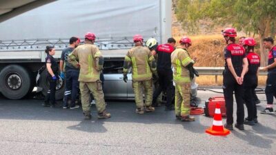 İzmir’in Torbalı ilçesinde, bir otomobilin tırın dorsesine arkadan çarpması sonucu