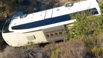İzmir’in Menderes ilçesinde bir otobüs ile otomobilin çarpışması sonucu meydana