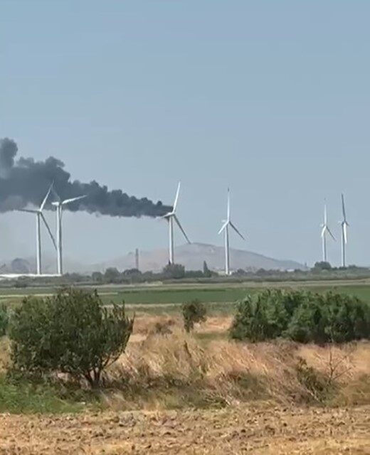 Bir rüzgar türbininde çıkan yangın sonucu, İzmir’in Bergama ilçesinde bulunan