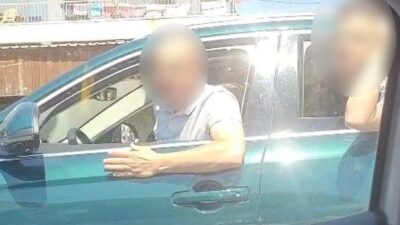 İzmir’de meydana gelen bir olayda, otoyolda ilerleyen iki aracın sürücüleri