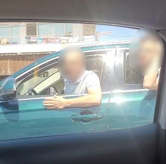 İzmir’de meydana gelen bir olayda, otoyolda ilerleyen iki aracın sürücüleri