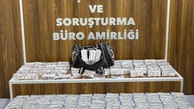 İzmir’in Gaziemir ilçesinde polis ekipleri, uyuşturucu nitelikli hap bulundurduğu iddia