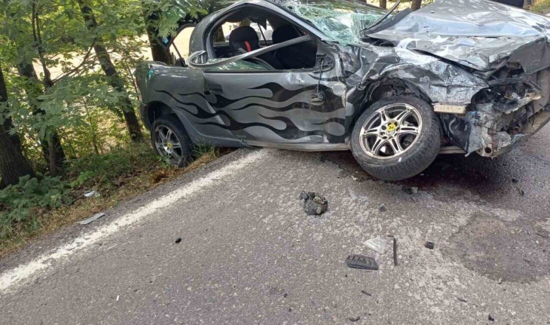 Kocaeli İzmit ilçesinde meydana gelen trafik kazasında, iki otomobil çarpıştı