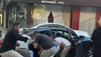 İzmit ilçesinde geri dönüş yapan bir araç, annesiyle birlikte yolun