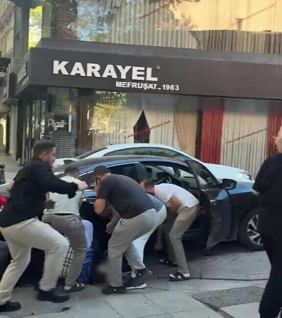 İzmit ilçesinde geri dönüş yapan bir araç, annesiyle birlikte yolun