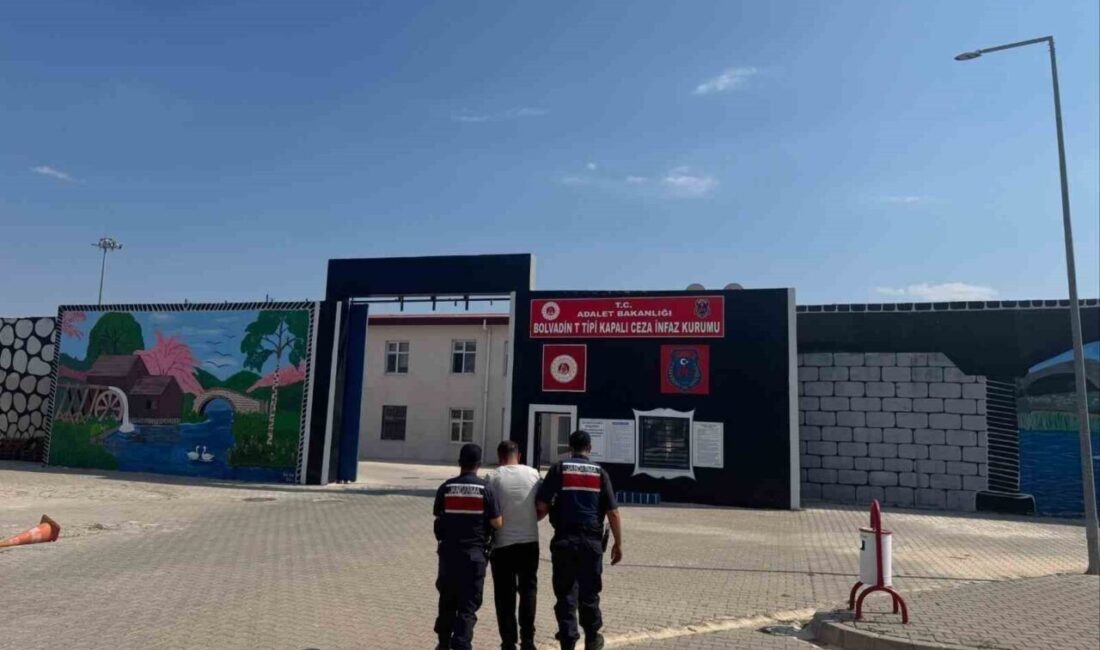 Afyonkarahisar’da Jandarma ekipleri, aranan şahısların kaçmasını engellemek için gerçekleştirdikleri operasyonda