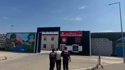 Afyonkarahisar’da Jandarma ekipleri, aranan şahısların kaçmasını engellemek için gerçekleştirdikleri operasyonda