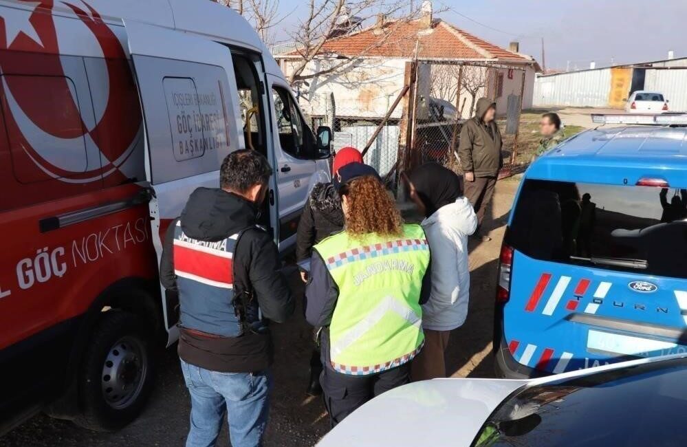 Düzce’de Jandarma ekipleri tarafından gerçekleştirilen operasyonlarda, ülkeye yasa dışı yollarla