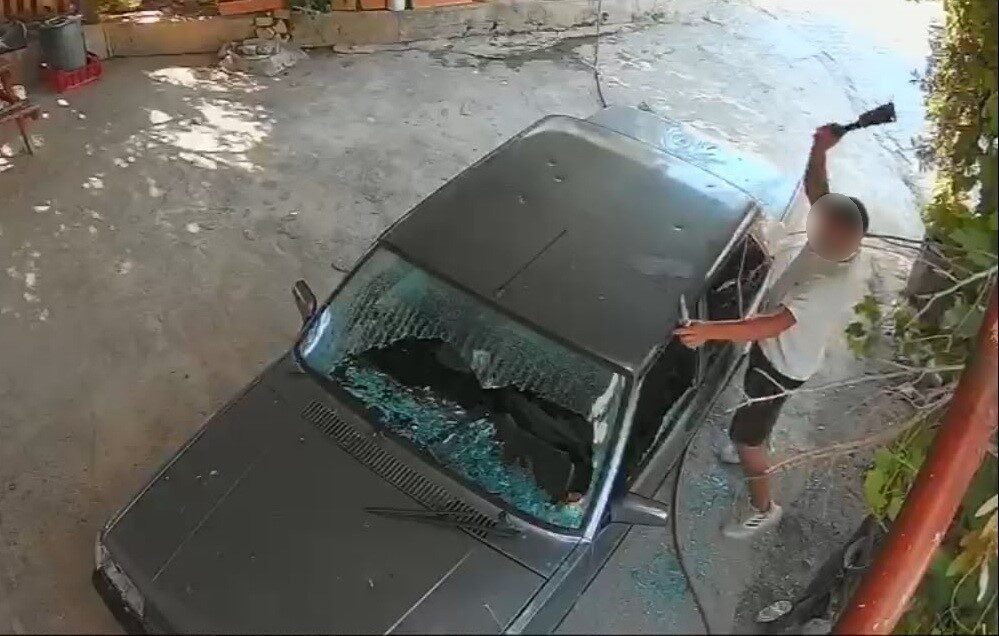 Mersin’in Anamur ilçesinde bir kadına ait araca zarar veren ve