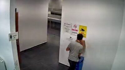 Adıyaman’ın merkezinde, Kent Meydanı’nın altındaki kadın tuvaletine giren ve buradaki