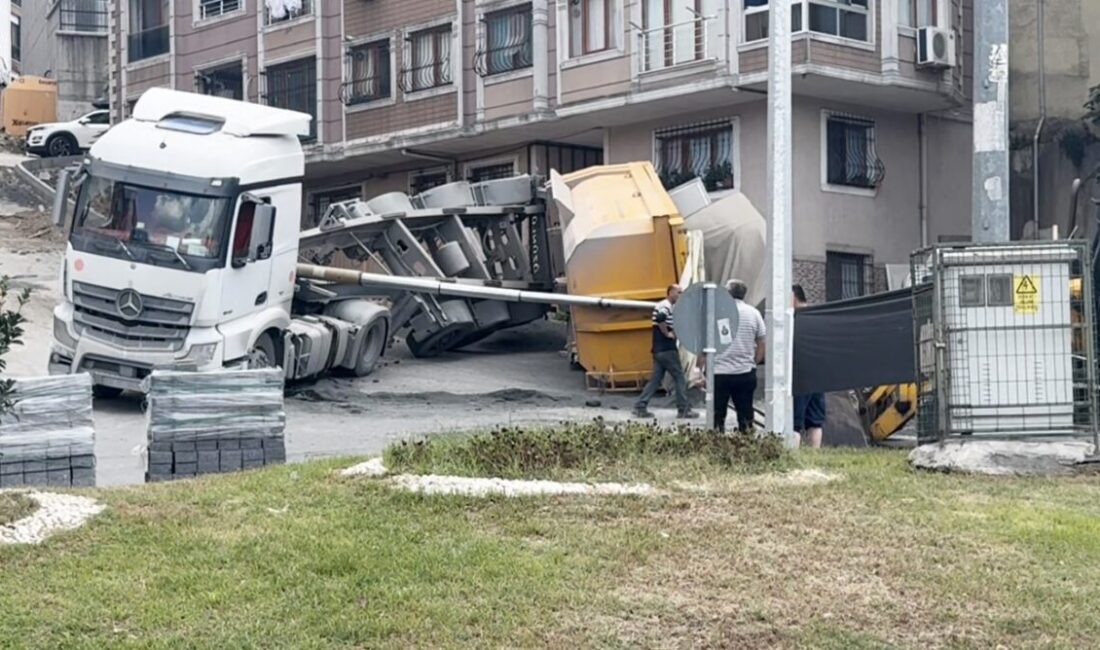 İstanbul Kağıthane ilçesinde bir hafriyat kamyonunun dorsesi yola devrilerek kum