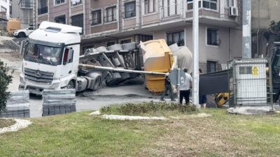 İstanbul Kağıthane ilçesinde bir hafriyat kamyonunun dorsesi yola devrilerek kum