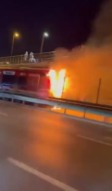 Kağıthane Darülaceze-Perpa Metrobüs durağında bir olay meydana geldi. Metrobüsün motor