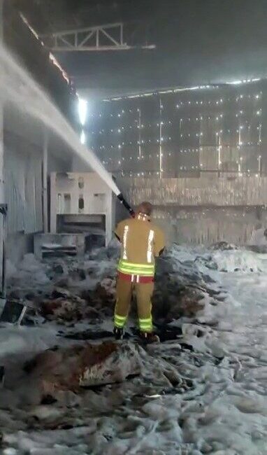 Kahramanmaraş’ta bulunan bir tekstil fabrikasında meydana gelen yangın, itfaiye ekiplerinin
