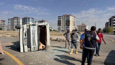 Kahramanmaraş’ta meydana gelen trafik kazasında kamyon ile minibüs çarpıştı ve