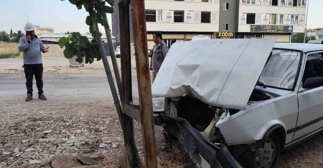 Adıyaman’ın Kahta ilçesinde bir otomobilin kontrolünü kaybederek elektrik direğine çarpması