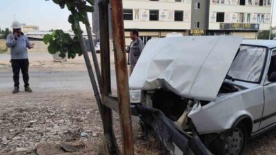Adıyaman’ın Kahta ilçesinde bir otomobilin kontrolünü kaybederek elektrik direğine çarpması