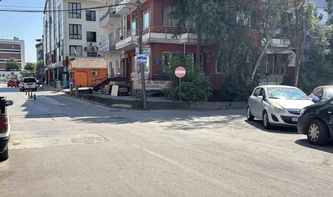 Kocaeli’nin İzmit ilçesinde bir otomobilin kontrolünden çıkarak kaldırıma çıkması sonucu