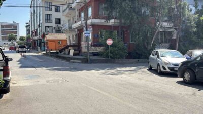 Kocaeli’nin İzmit ilçesinde bir otomobilin kontrolünden çıkarak kaldırıma çıkması sonucu