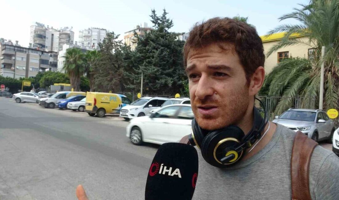 Antalya’ya tatil için gelen bir vatandaş, PTT’ye ait araçların kaldırımı