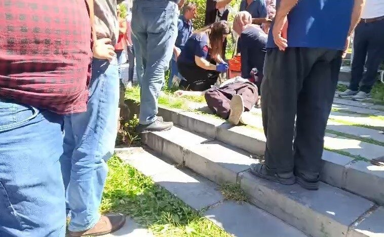 Develi ilçesinde bir vatandaş, yürürken aniden kalp krizi geçirerek yere