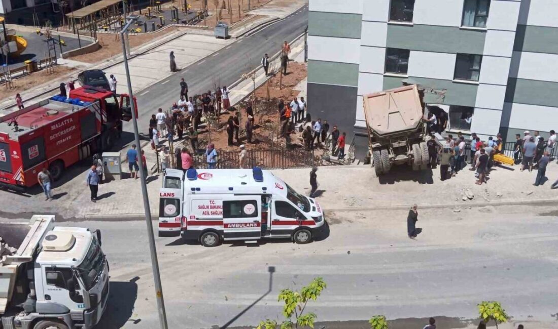 Malatya’da meydana gelen kaza, hafriyat kamyonunun kontrolünden çıkarak bir ev