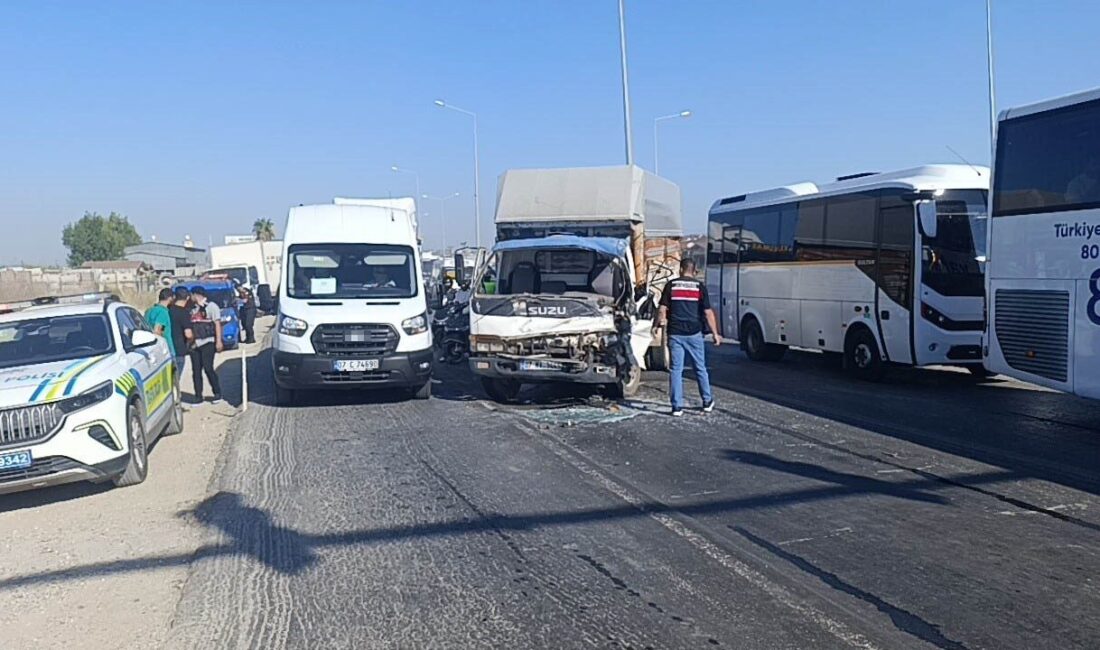 Antalya-Manavgat D-400 Karayolu Gültepe ışıklı kavşağında meydana gelen trafik kazasında