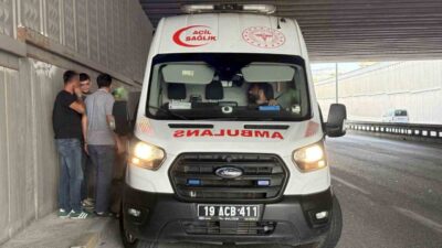 Çorum’da yaşanan bir kaza sonucunda, seyir halindeki bir kamyondan yola