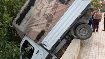 Elazığ’daki bir kaza sonucunda, sürücüsünün kontrolünden çıkan bir kamyonetin bir