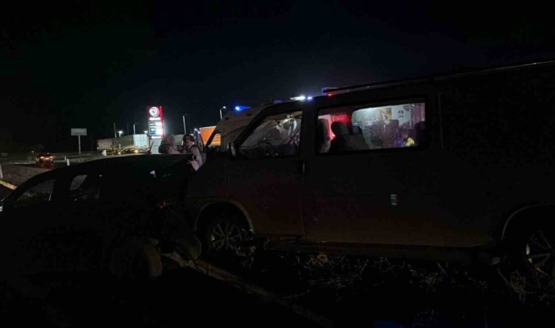 Afyonkarahisar’da meydana gelen trafik kazasında, bir kamyonet ile otomobil çarpıştı