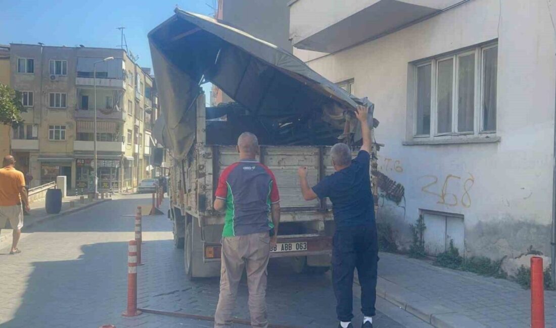 Denizli’nin Merkezefendi ilçesinde, dubalarla ayrılmış bir yol üzerinde ilerleyen bir