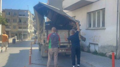 Denizli’nin Merkezefendi ilçesinde, dubalarla ayrılmış bir yol üzerinde ilerleyen bir