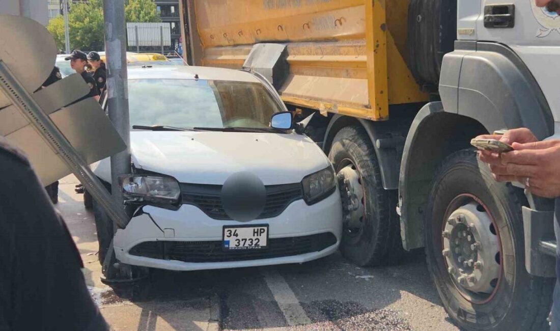 Samsun’da bir hafriyat yüklü kamyonun çarptığı otomobil, PTS kamerası direği