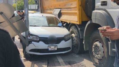 Samsun’da bir hafriyat yüklü kamyonun çarptığı otomobil, PTS kamerası direği