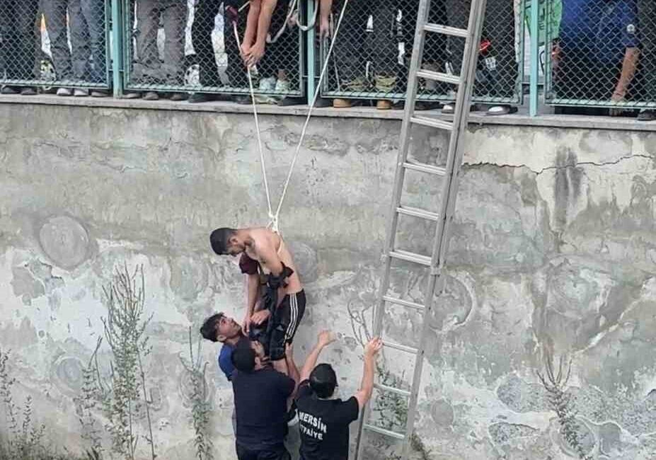 Mersin’in Tarsus ilçesinde bir genç, DSİ kanalına düştü. Şans eseri