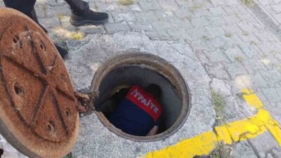 Alaplı ilçesinde bir kanalizasyon borusuna sıkışıp kalan yavru kedi, Alaplı
